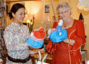 Jing Jing Zhu-Breitling (li.) und Marianne Hockerts